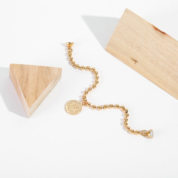 Baroque Gold Tag Medallion Beaded Bracelet - Picture 5 of 5